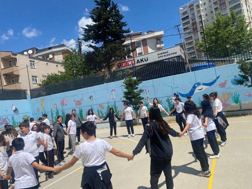 Oran Okulları olarak, olası depremlere hazırlık amacıyla düzenli ve habersiz deprem tatbikatlarımızı sürdürüyoruz. görseli 3