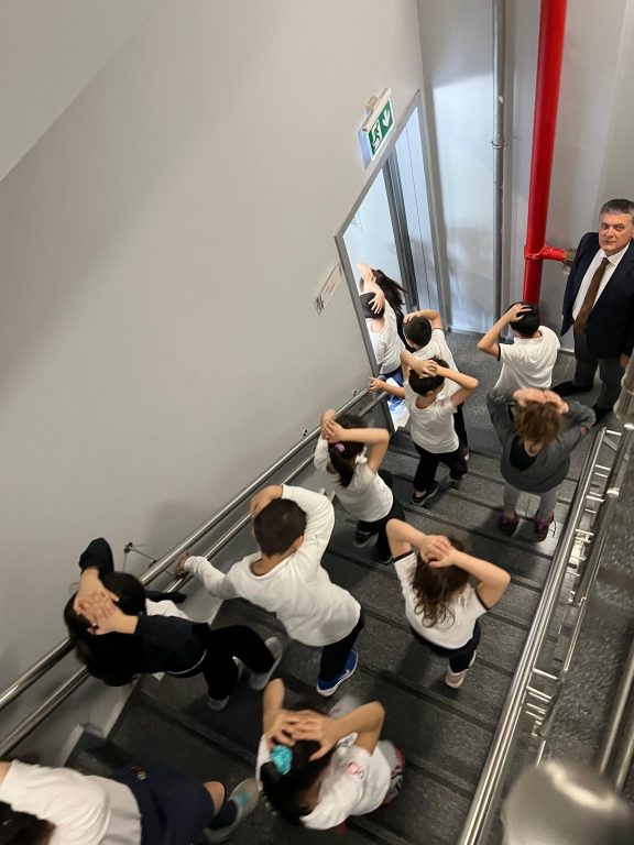 Oran Okulları olarak, olası depremlere hazırlık amacıyla düzenli ve habersiz deprem tatbikatlarımızı sürdürüyoruz. görseli 9