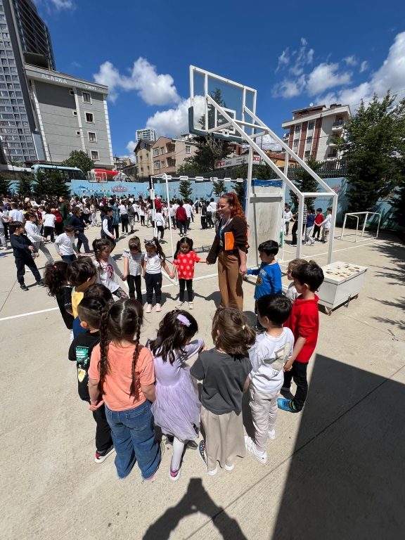 Oran Okulları olarak, olası depremlere hazırlık amacıyla düzenli ve habersiz deprem tatbikatlarımızı sürdürüyoruz. görseli 8
