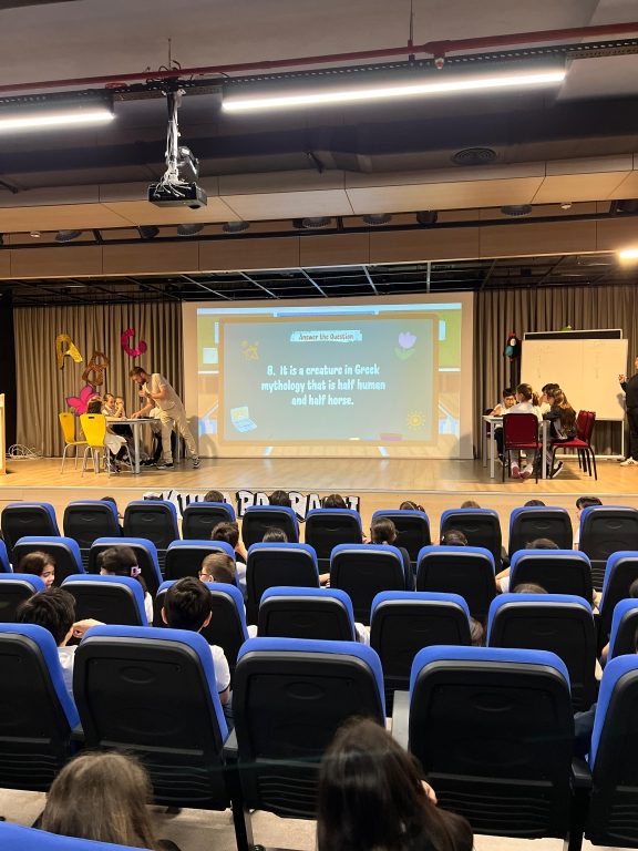 Okulumuzda 4. sınıflar arasında gerçekleştirdiğimiz İngilizce “Quiz Show” yarışması, öğrencilerimizin bilgilerini yarıştırdığı, eğlenerek öğrendiği unutulmaz bir etkinlik oldu!