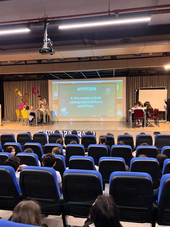 Okulumuzda 4. sınıflar arasında gerçekleştirdiğimiz İngilizce “Quiz Show” yarışması, öğrencilerimizin bilgilerini yarıştırdığı, eğlenerek öğrendiği unutulmaz bir etkinlik oldu! görseli 4