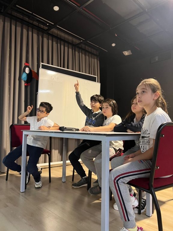Okulumuzda 4. sınıflar arasında gerçekleştirdiğimiz İngilizce “Quiz Show” yarışması, öğrencilerimizin bilgilerini yarıştırdığı, eğlenerek öğrendiği unutulmaz bir etkinlik oldu! görseli 11