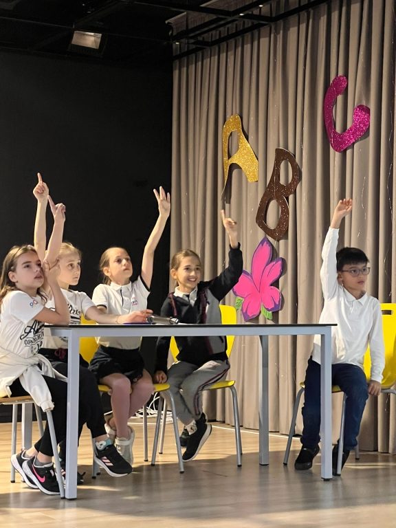 Okulumuzda 4. sınıflar arasında gerçekleştirdiğimiz İngilizce “Quiz Show” yarışması, öğrencilerimizin bilgilerini yarıştırdığı, eğlenerek öğrendiği unutulmaz bir etkinlik oldu! görseli 2