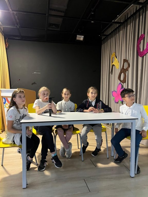 Okulumuzda 4. sınıflar arasında gerçekleştirdiğimiz İngilizce “Quiz Show” yarışması, öğrencilerimizin bilgilerini yarıştırdığı, eğlenerek öğrendiği unutulmaz bir etkinlik oldu! görseli 5