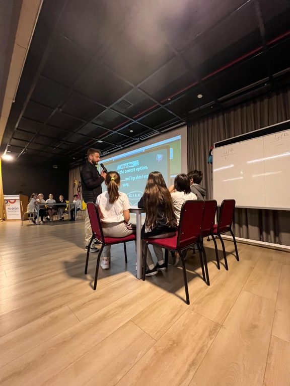 Okulumuzda 4. sınıflar arasında gerçekleştirdiğimiz İngilizce “Quiz Show” yarışması, öğrencilerimizin bilgilerini yarıştırdığı, eğlenerek öğrendiği unutulmaz bir etkinlik oldu! görseli 10