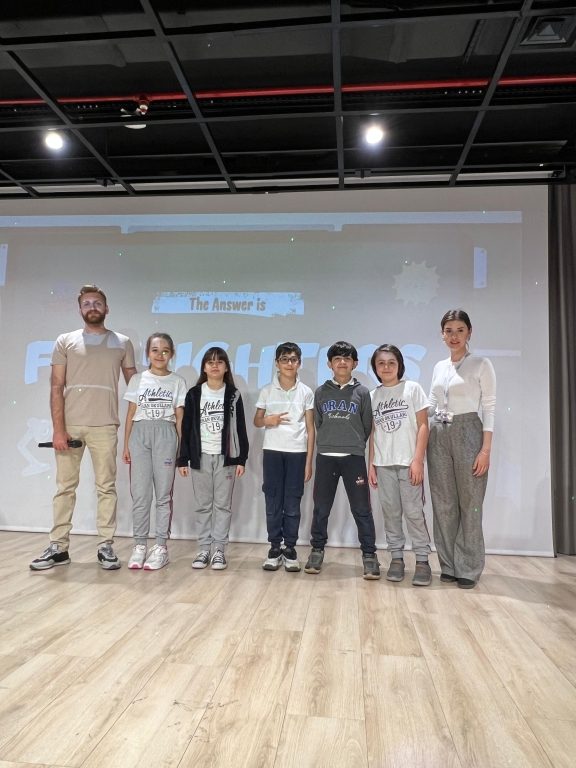 Okulumuzda 4. sınıflar arasında gerçekleştirdiğimiz İngilizce “Quiz Show” yarışması, öğrencilerimizin bilgilerini yarıştırdığı, eğlenerek öğrendiği unutulmaz bir etkinlik oldu! görseli 6
