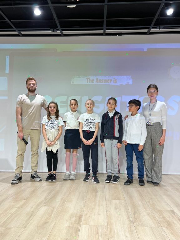 Okulumuzda 4. sınıflar arasında gerçekleştirdiğimiz İngilizce “Quiz Show” yarışması, öğrencilerimizin bilgilerini yarıştırdığı, eğlenerek öğrendiği unutulmaz bir etkinlik oldu! görseli 7