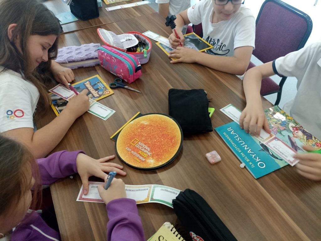 Kütüphane Birimi olarak, ilkokul kademesi ile gerçekleştirmekte olduğumuz ‘’Bilgi Okuryazarlığı Becerileri’’ çalışması kapsamında ‘’Kurgusal Olmayan Kitaplar’’ konusunu ele aldık. Kütüphane kaynaklarının önemli bir parçası olan bu türün; diğer kitap türlerinden farkını, biçim ve içerik özelliklerini öğrendik. Kurgusal olmayan kitapları okumaya neden ihtiyaç duyduğumuzu kavradık. görseli 4