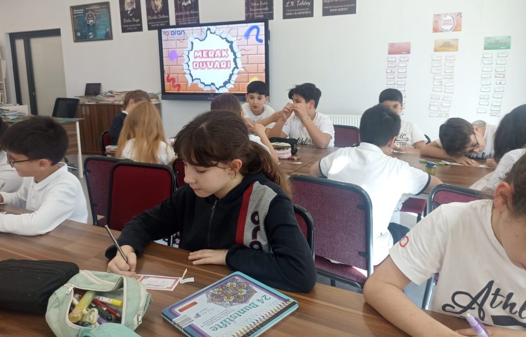 Kütüphane Birimi olarak, ilkokul kademesi ile gerçekleştirmekte olduğumuz ‘’Bilgi Okuryazarlığı Becerileri’’ çalışması kapsamında ‘’Kurgusal Olmayan Kitaplar’’ konusunu ele aldık. Kütüphane kaynaklarının önemli bir parçası olan bu türün; diğer kitap türlerinden farkını, biçim ve içerik özelliklerini öğrendik. Kurgusal olmayan kitapları okumaya neden ihtiyaç duyduğumuzu kavradık. görseli 1