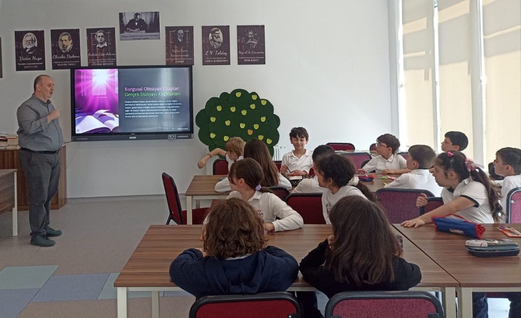 Kütüphane Birimi olarak, ilkokul kademesi ile gerçekleştirmekte olduğumuz ‘’Bilgi Okuryazarlığı Becerileri’’ çalışması kapsamında ‘’Kurgusal Olmayan Kitaplar’’ konusunu ele aldık. Kütüphane kaynaklarının önemli bir parçası olan bu türün; diğer kitap türlerinden farkını, biçim ve içerik özelliklerini öğrendik. Kurgusal olmayan kitapları okumaya neden ihtiyaç duyduğumuzu kavradık. görseli 5