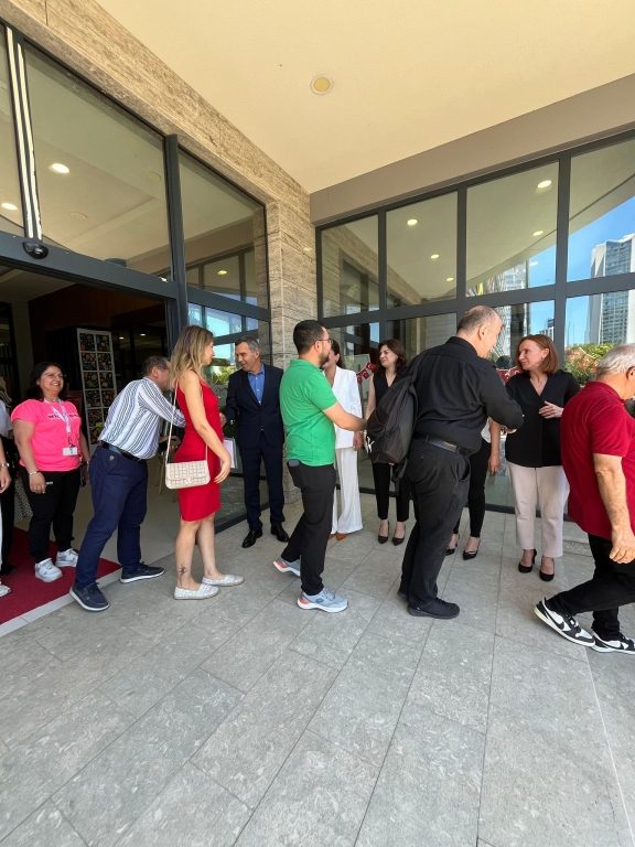 Kurucumuz Sayın Orhan Karakaya’nın da katılımıyla Oran Okulları Eğitim Ailesi olarak bayramlaşma programımızı gerçekleştirdik. Hep birlikte nice sağlıklı, huzurlu ve mutlu bayramlara! görseli 2