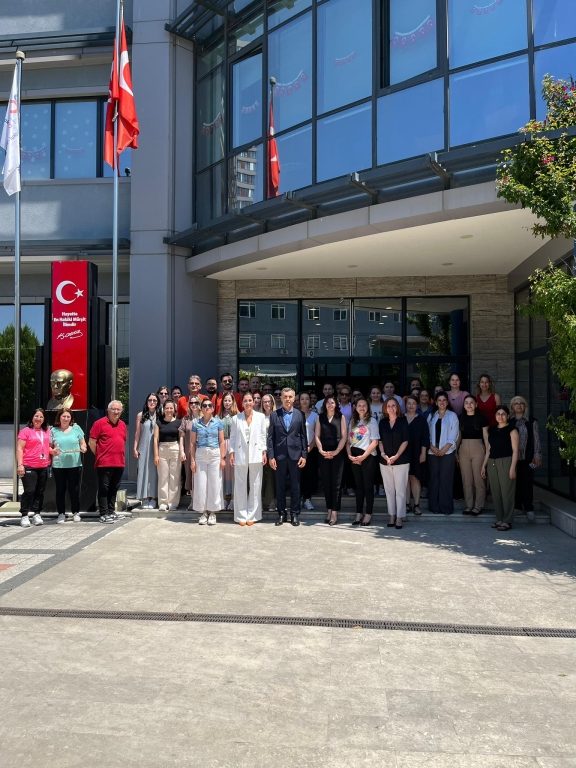Kurucumuz Sayın Orhan Karakaya’nın da katılımıyla Oran Okulları Eğitim Ailesi olarak bayramlaşma programımızı gerçekleştirdik. Hep birlikte nice sağlıklı, huzurlu ve mutlu bayramlara! görseli 1