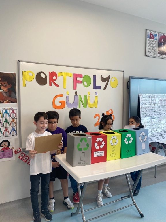 Anaokulu ve İlkokul öğrencilerimiz, Portfolyo Sunumları ve İngilizce Yıl Sonu Sergisi ile yıl boyunca edindikleri bilgi ve becerileri yaratıcı çalışmalarla sergilediler. görseli 27