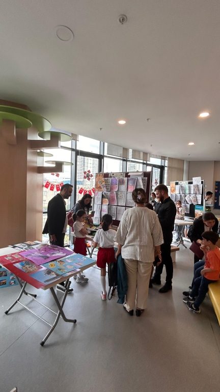 Anaokulu ve İlkokul öğrencilerimiz, Portfolyo Sunumları ve İngilizce Yıl Sonu Sergisi ile yıl boyunca edindikleri bilgi ve becerileri yaratıcı çalışmalarla sergilediler. görseli 14