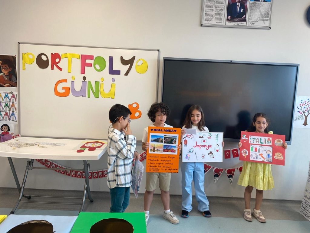 Anaokulu ve İlkokul öğrencilerimiz, Portfolyo Sunumları ve İngilizce Yıl Sonu Sergisi ile yıl boyunca edindikleri bilgi ve becerileri yaratıcı çalışmalarla sergilediler. görseli 29