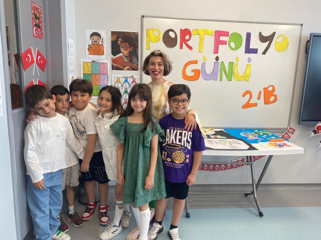 Anaokulu ve İlkokul öğrencilerimiz, Portfolyo Sunumları ve İngilizce Yıl Sonu Sergisi ile yıl boyunca edindikleri bilgi ve becerileri yaratıcı çalışmalarla sergilediler. görseli 24