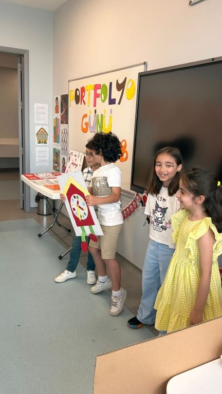 Anaokulu ve İlkokul öğrencilerimiz, Portfolyo Sunumları ve İngilizce Yıl Sonu Sergisi ile yıl boyunca edindikleri bilgi ve becerileri yaratıcı çalışmalarla sergilediler. görseli 20