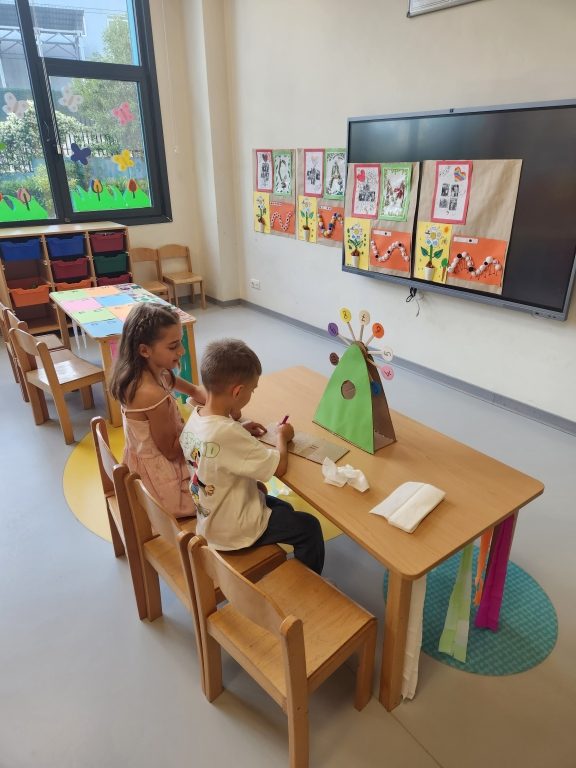Anaokulu ve İlkokul öğrencilerimiz, Portfolyo Sunumları ve İngilizce Yıl Sonu Sergisi ile yıl boyunca edindikleri bilgi ve becerileri yaratıcı çalışmalarla sergilediler. görseli 6