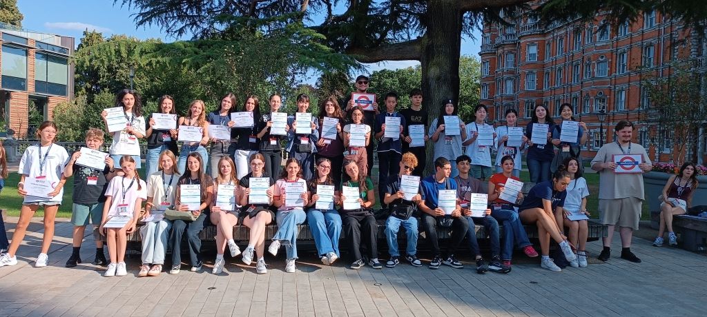 Bu yaz Oran Okulları öğrencileri, İngiltere’de Royal Holloway Üniversitesi’nde Oxford International tarafından düzenlenen yaz okuluna katılarak unutulmaz bir yurtdışı deneyimi yaşadı! görseli 12