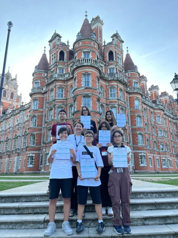 Bu yaz Oran Okulları öğrencileri, İngiltere’de Royal Holloway Üniversitesi’nde Oxford International tarafından düzenlenen yaz okuluna katılarak unutulmaz bir yurtdışı deneyimi yaşadı! görseli 11