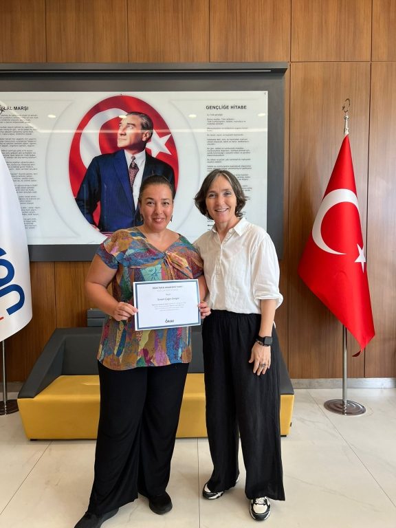 Öğretmen Akademisi Vakfı’nın değerli eğitmenleriyle birlikte, öğretmenlerimizi öğrenmeyi öğreten liderler olarak geliştirmeyi hedefleyen bu anlamlı eğitimi; bol etkinlikli, keyifli ve verimli bir şekilde tamamladık. görseli 16