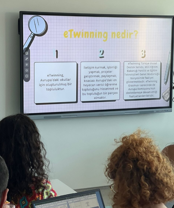Yabancı dil öğretmenlerimize yönelik düzenlenen eğitim çalışmasında eTwinning uygulamaları, oyunlaştırma yöntemleri ve etkinlik tasarımı üzerinde duruldu. Katılımcılar, oyunlaştırma tekniklerini paylaşarak, bunların yabancı dil öğretiminde nasıl kullanılabileceğine dair örnekleri paylaştılar. görseli 2