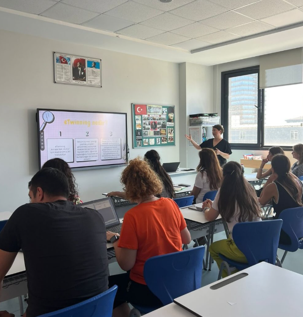 Yabancı dil öğretmenlerimize yönelik düzenlenen eğitim çalışmasında eTwinning uygulamaları, oyunlaştırma yöntemleri ve etkinlik tasarımı üzerinde duruldu. Katılımcılar, oyunlaştırma tekniklerini paylaşarak, bunların yabancı dil öğretiminde nasıl kullanılabileceğine dair örnekleri paylaştılar. görseli 1