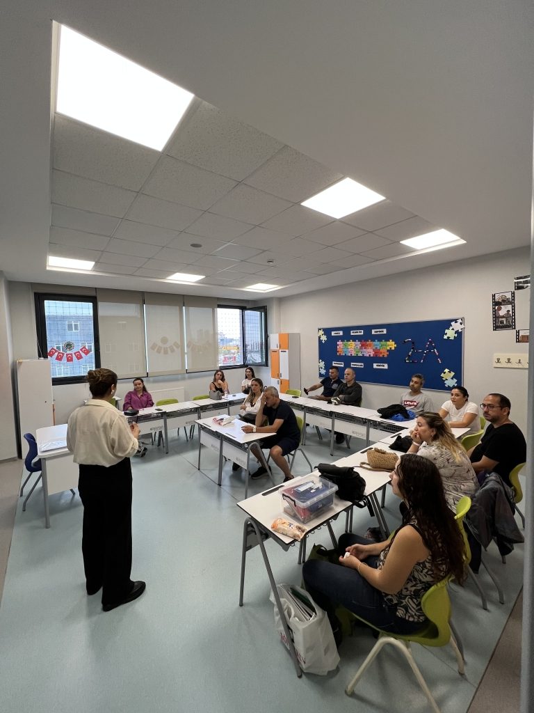 2025-2026 eğitim öğretim yılı ilkokul, ortaokul ve lise kademelerimizin, akademik, idari  işleyiş, yenilikçi uygulamalar, öğrenci başarısını yükseltme içerikli veli bilgilendirme ve öğretmen veli tanışma  toplantılarımızı gerçekleştirdik. görseli 11