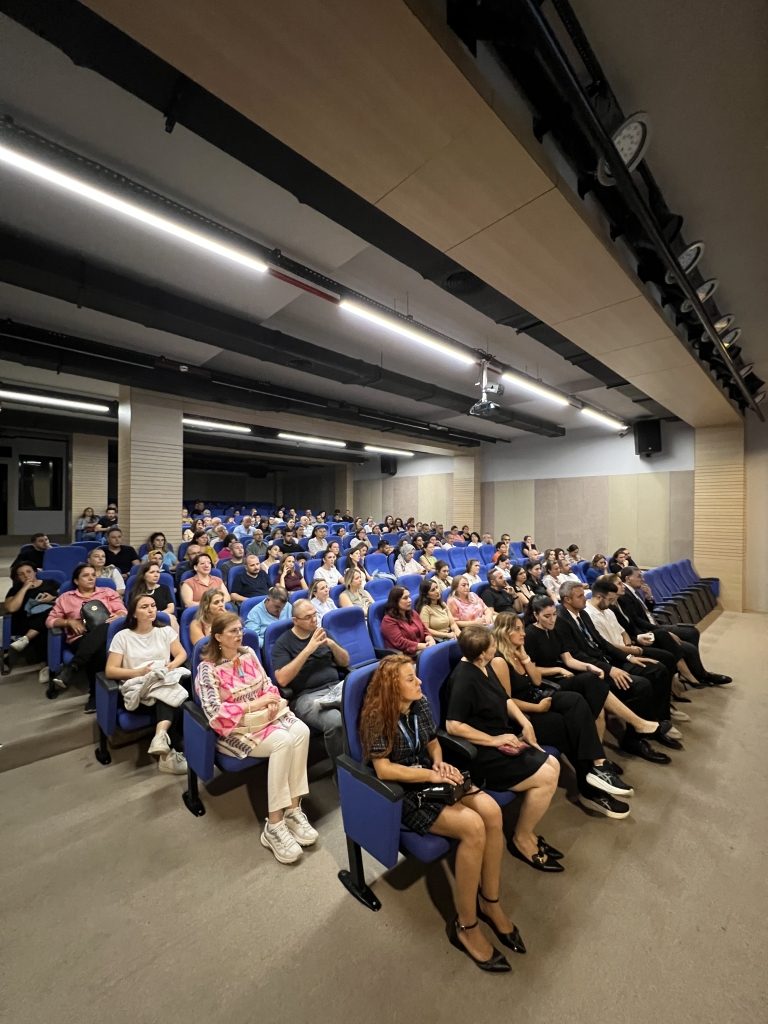 2025-2026 eğitim öğretim yılı ilkokul, ortaokul ve lise kademelerimizin, akademik, idari  işleyiş, yenilikçi uygulamalar, öğrenci başarısını yükseltme içerikli veli bilgilendirme ve öğretmen veli tanışma  toplantılarımızı gerçekleştirdik. görseli 5