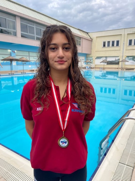 İstanbul’da düzenlenen Türkiye Sualtı Hokeyi Yaza Veda Turnuvası’nda, lise öğrencimiz Naz Hazal Çinkaya’nın da yer aldığı U17 Kız Takımı büyük bir mücadele ortaya koyarak 3’üncülük ile madalya ve kupa kazandı. görseli 1
