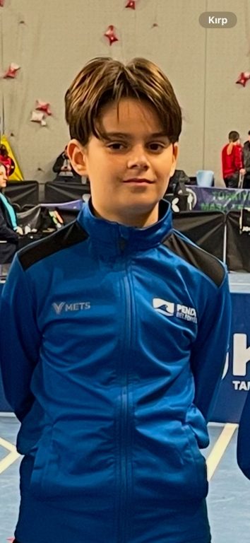 6-B sınıfı öğrencimiz H. Utku Kırbaç, 12-14 Eylül tarihlerinde Eskişehir’de düzenlenen Masa Tenisi Küçükler Türkiye Şampiyonası Elemelerine katıldı ve büyük bir başarı göstererek Türkiye Şampiyonası’na katılmaya hak kazandı. görseli 1