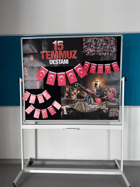 “Hakimiyet Milletindir.” 15 Temmuz 2016 günü darbe girişimi ile karşı karşıya kalan Türkiye, milleti ve devleti ile mücadele ederek demokrasisini korumuştur.  Okulumuzun ilk haftası öğrencilerimize gerekli kazanımları vererek pano hazırladık.  15 Temmuz Demokrasi ve Milli Birlik Günü kutlu olsun.