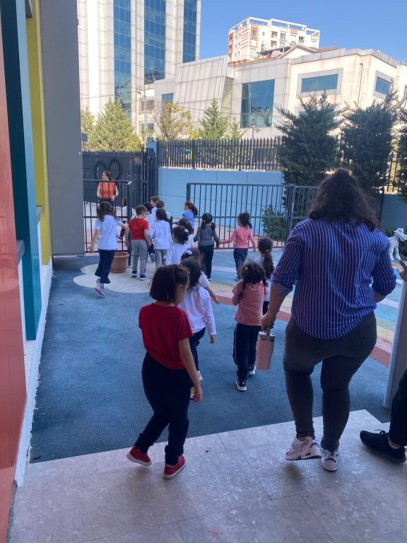 İstanbul’da hissedilen deprem sonrasında okulumuzda, önceden hazırlanmış tahliye planı eksiksiz uygulanmıştır. görseli 1