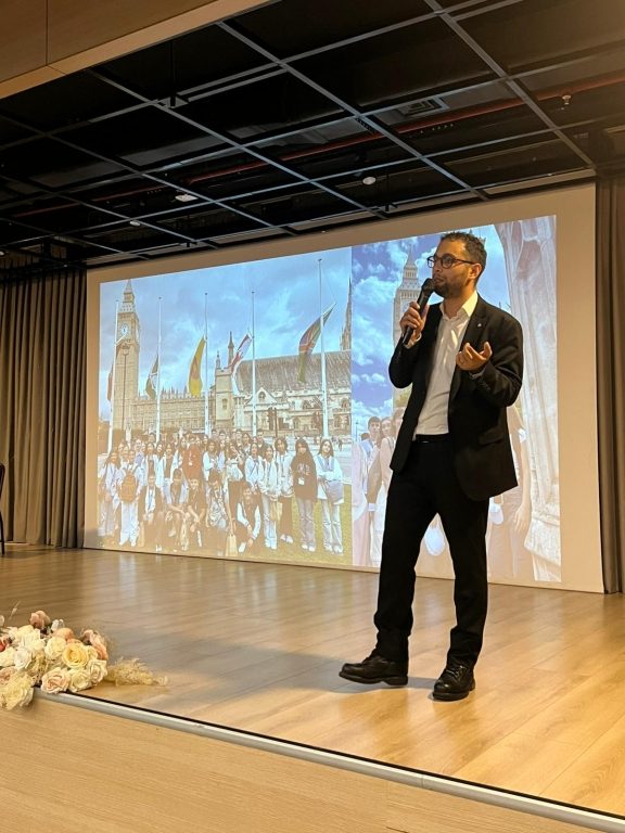 Yurt Dışı Yaz Okulu Tanıtımı! Öğrencilerimiz, yurt dışı yaz okulu programı ile onları bekleyen eğlenceli ve öğretici yaz deneyimini yakından tanıdılar! görseli 1