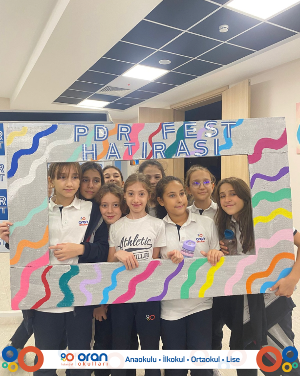 Psikolojik Danışmanlık ve Rehberlik Birimimizin bu yıl üçüncüsünü düzenlediği PDR Fest, "Yaşam Becerileri" temasıyla öğrencilerimizi duygulardan harekete, sanattan bilime uzanan 50 farklı atölyede buluşturdu. görseli 3