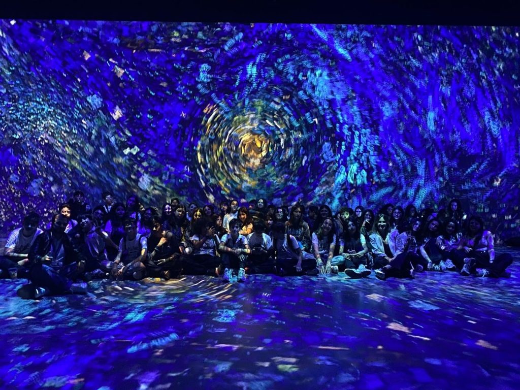 Van Gogh: Işığın İzinde! 7. sınıf öğrencilerimizle birlikte Türkiye’nin ilk tam kapsamlı Dijital Deneyim Merkezi olan “Van Gogh: Işığın İzinde” sergisine gözlem ve inceleme gezisi gerçekleştirdik.