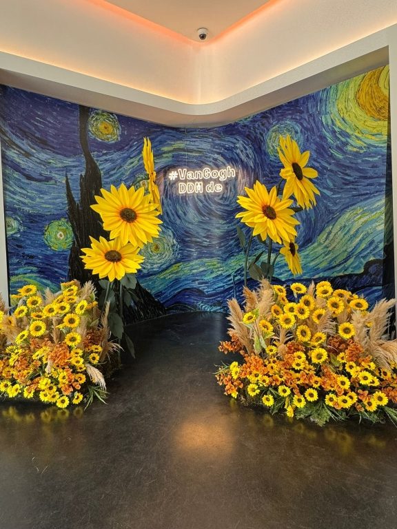 Van Gogh: Işığın İzinde! 7. sınıf öğrencilerimizle birlikte Türkiye’nin ilk tam kapsamlı Dijital Deneyim Merkezi olan “Van Gogh: Işığın İzinde” sergisine gözlem ve inceleme gezisi gerçekleştirdik. görseli 1