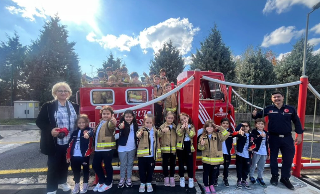 1. sınıf öğrencilerimiz, Yenişehir İtfaiye Eğitim Alanı Gezisi kapsamında yangın güvenliği konusunda hem teorik hem de uygulamalı eğitim aldılar.