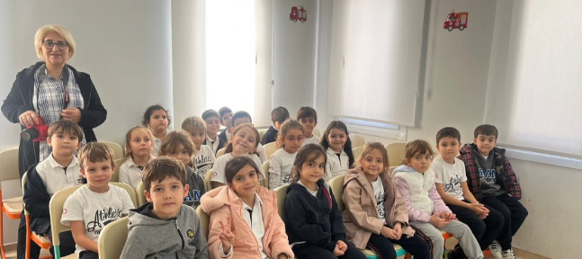 1. sınıf öğrencilerimiz, Yenişehir İtfaiye Eğitim Alanı Gezisi kapsamında yangın güvenliği konusunda hem teorik hem de uygulamalı eğitim aldılar. görseli 4