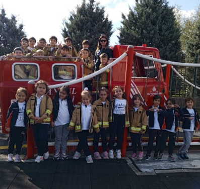 1. sınıf öğrencilerimiz, Yenişehir İtfaiye Eğitim Alanı Gezisi kapsamında yangın güvenliği konusunda hem teorik hem de uygulamalı eğitim aldılar. görseli 3
