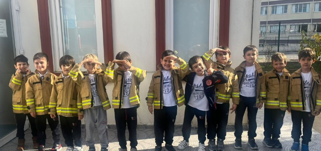 1. sınıf öğrencilerimiz, Yenişehir İtfaiye Eğitim Alanı Gezisi kapsamında yangın güvenliği konusunda hem teorik hem de uygulamalı eğitim aldılar. görseli 2