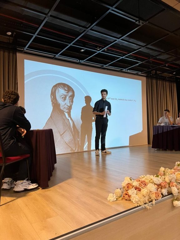 Bugün, kimyanın en eğlenceli sabitlerinden biri olan Avogadro Sayısı (6.02 × 10²³) anısına düzenlediğimiz Mol Günü etkinliğimizde, öğrencilerimiz hem eğlendi hem de bilimle dolu bir gün geçirdi.