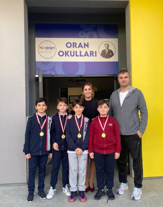 Okulumuzda düzenlediğimiz Cumhuriyet Kupası Ortaokul Basketbol Turnuvası’nın birincisi 5B sınıfımız oldu! Turnuvaya katılan tüm takımlarımızı mücadele ruhları için, destekleyen öğrencilerimizi coşkuları için tebrik ediyoruz!