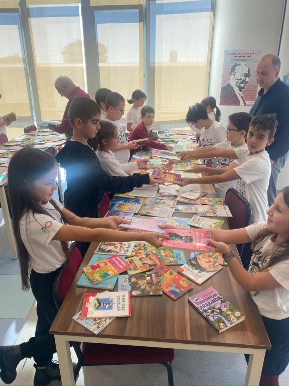 Kütüphane Birimimiz, Türkçe-Edebiyat Zümrelerimiz ve Sınıf Öğretmenlerimizin iş birliğiyle Kitap Takas Etkinliğimizi başarıyla gerçekleştirdik. görseli 12