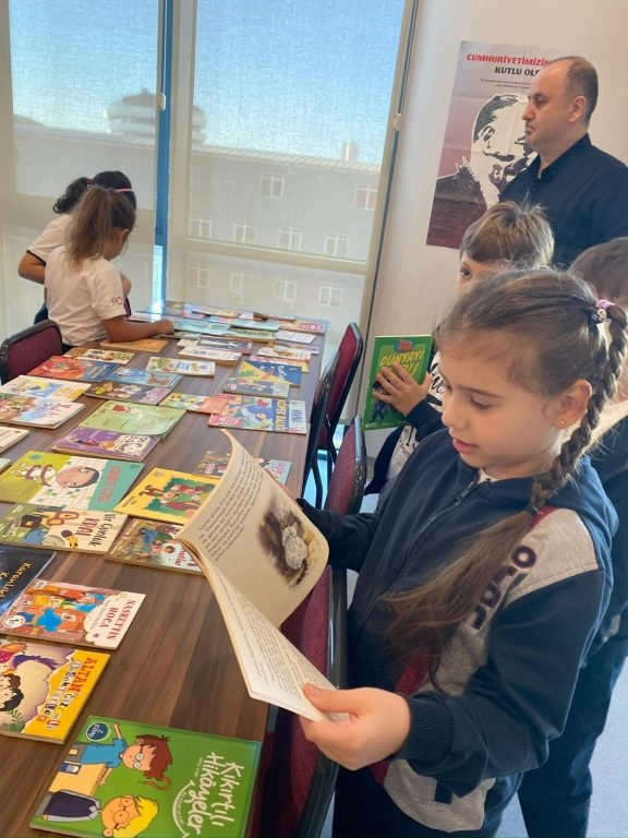 Kütüphane Birimimiz, Türkçe-Edebiyat Zümrelerimiz ve Sınıf Öğretmenlerimizin iş birliğiyle Kitap Takas Etkinliğimizi başarıyla gerçekleştirdik. görseli 4