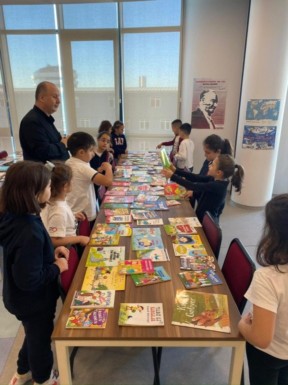 Kütüphane Birimimiz, Türkçe-Edebiyat Zümrelerimiz ve Sınıf Öğretmenlerimizin iş birliğiyle Kitap Takas Etkinliğimizi başarıyla gerçekleştirdik. görseli 5