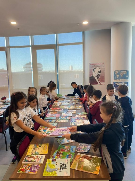 Kütüphane Birimimiz, Türkçe-Edebiyat Zümrelerimiz ve Sınıf Öğretmenlerimizin iş birliğiyle Kitap Takas Etkinliğimizi başarıyla gerçekleştirdik. görseli 2