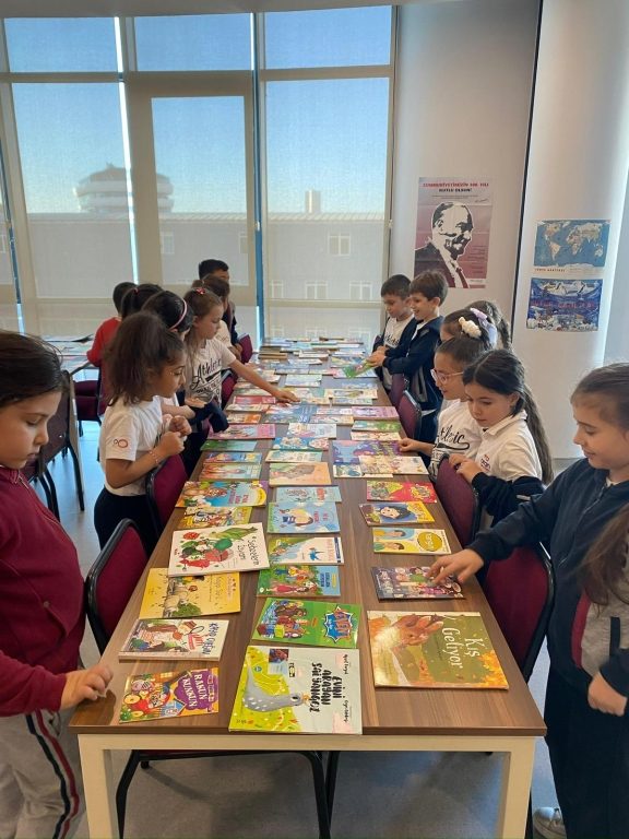Kütüphane Birimimiz, Türkçe-Edebiyat Zümrelerimiz ve Sınıf Öğretmenlerimizin iş birliğiyle Kitap Takas Etkinliğimizi başarıyla gerçekleştirdik. görseli 13