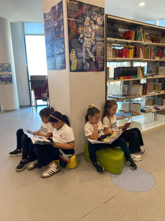 Kütüphane Birimimiz, Türkçe-Edebiyat Zümrelerimiz ve Sınıf Öğretmenlerimizin iş birliğiyle Kitap Takas Etkinliğimizi başarıyla gerçekleştirdik. görseli 6