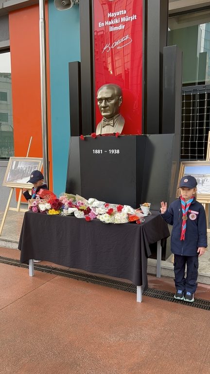 Bir milleti umutsuzluktan inanca, karanlıktan aydınlığa taşıyan Ulu Önder Gazi Mustafa Kemal Atatürk’ü, aramızdan ayrılışının 87. yıl dönümünde saygı, minnet ve özlemle anıyoruz. görseli 3